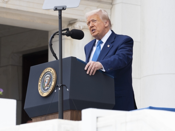 Bedobta Donald Trump: masszív pénzszórásba kezd - Ezzel fordítaná meg a választást a rendkívül népszerűtlen elnök