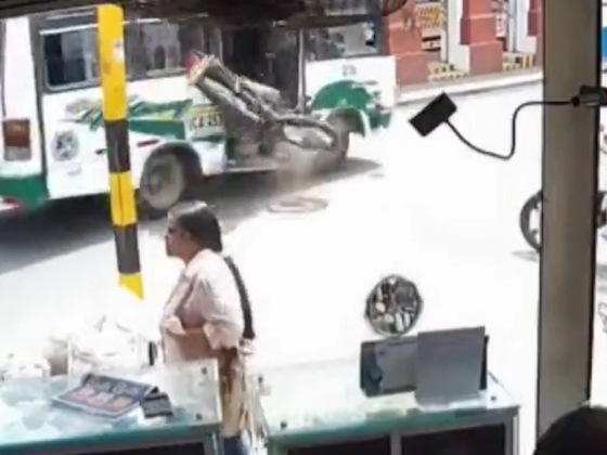 Senki sem szállt még buszra úgy, mint ez a kamikaze motoros + videó