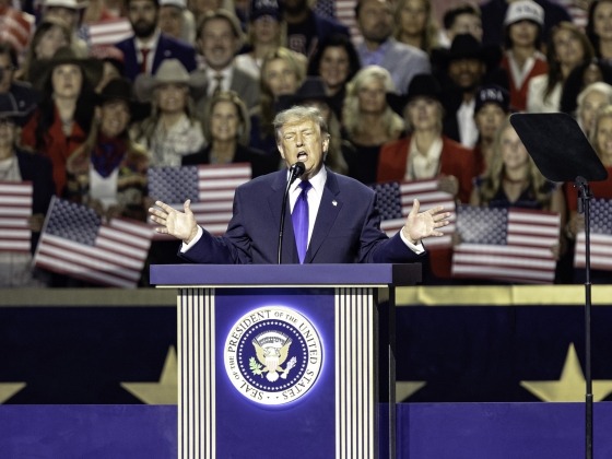 Fejenként 5000 dollárt ígért Trump az amerikaiaknak, de van egy feltétele