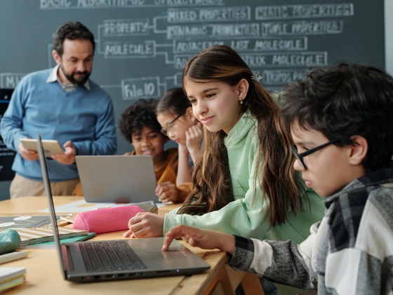 230 laptop iskolai AI-projektekre: elindult a One Digitális Lépéselőny pályázat (x)