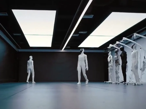 Humanoid robotok gyártásába kezdett Kína, hamarosan a háztartásokban is megjelenhetnek – videó