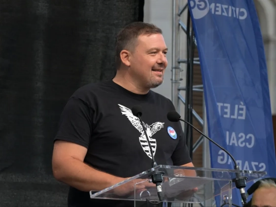 Huth Gergely a Népszabadsággal példálózva kritizálta, hogy elérhetetlenné vált a Mandiner oldala, a posztja azonban két ponton is sántít