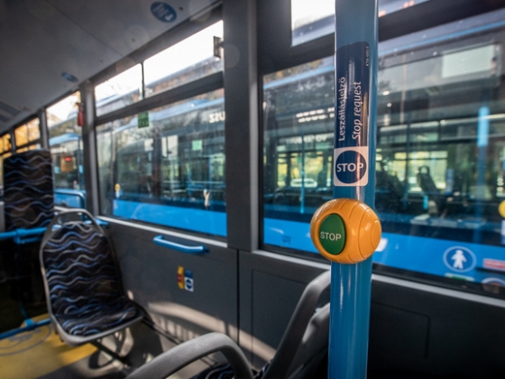 Botrány a BKK-nál: már a busz ajtajánál volt a kerekesszékes nő, amikor a sofőr gázt adott és elhajtott