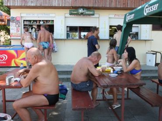 Lecsapott a fogyasztóvédelem: két tonna élelmiszert vontak ki a forgalomból