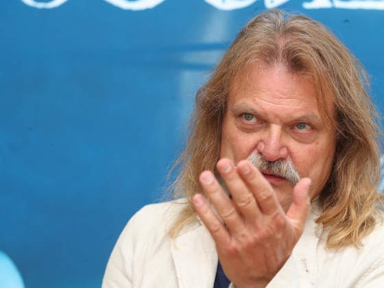 Elhiszi Leslie Mándokinak, hogy már Magyar Pétert támogatja?