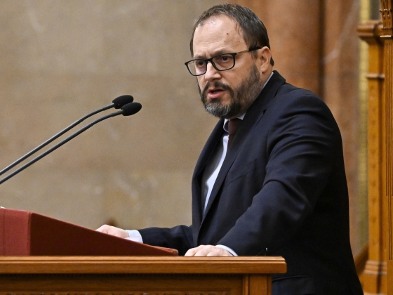 Élőben beszél Kármán András pénzügyminiszter