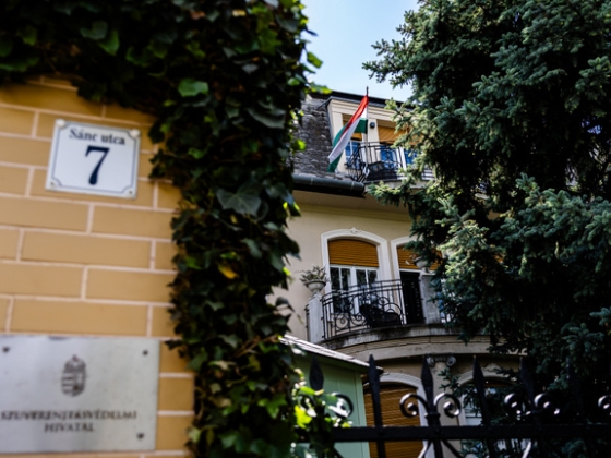 Ötvenezres limonádé és balatoni kompozás – VIP-kártyákról költötték a közpénzt a Szuverenitásvédelmi Hivatal vezetői