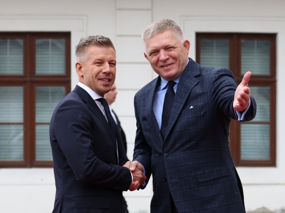 Megérkeztek Pozsonyba a V4-országok vezetői, Magyar Péter már tárgyalóasztalhoz ült