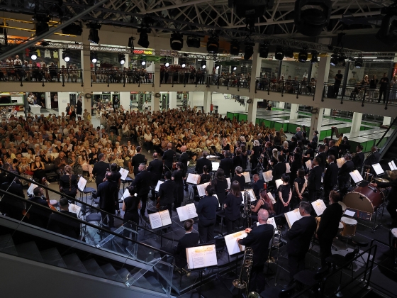 „Többen azt kérdezték: ez most komoly?” – Ilyen sem volt még! Piacon adott koncertet a Győri Filharmonikus Zenekar