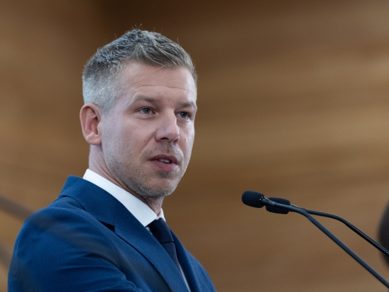 Migráció és uniós költségvetés: Élőben a V4-ek pozsonyi sajtótájékoztatójáról, Magyar Péterrel!