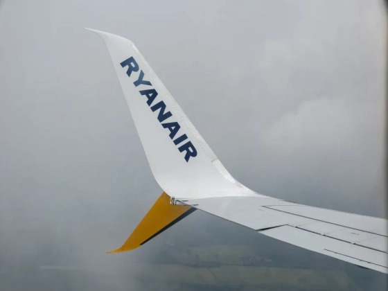 Vitatja a Ryanair, hogy félig kilógott egy utas a gépből, aminek menet közben betört az ablaka