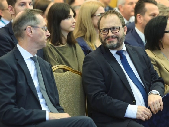 Tülekedtek a magyar állampapírért, miközben Varga Mihály az euró bevezetéséről beszélt Kármán András orra előtt