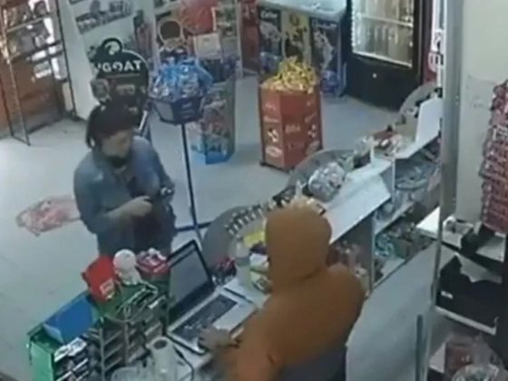 Rablás közben állt be eladónak a kapucnis elkövető, még nyugtát is adott a vásárlónak - videó