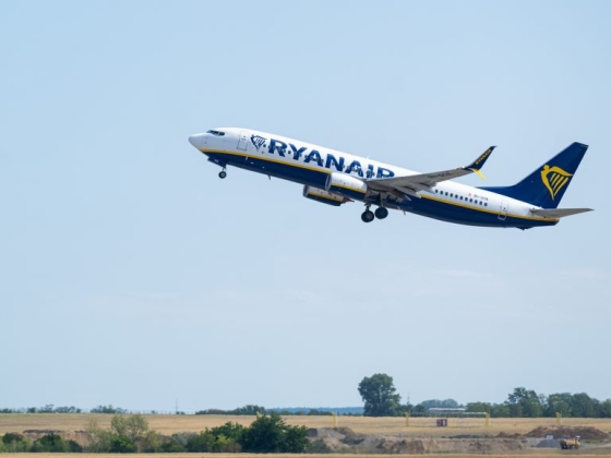 A Ryanair-vezér szerint nem lógott ki a gépükből a szerb utas feje