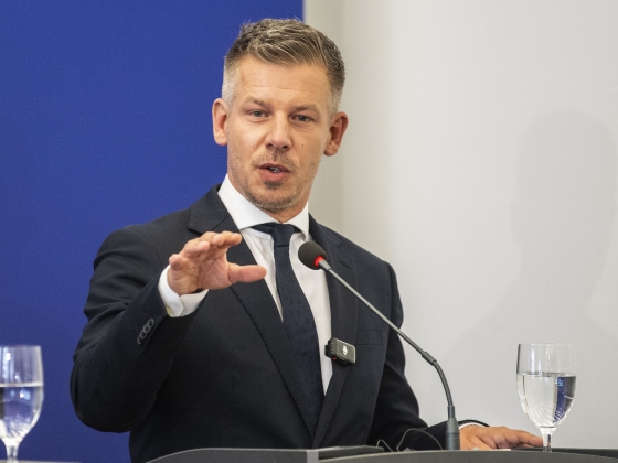 Magyar Péter szerint nincs rendben, hogy Magyarország napi egymillió eurót fizet azért, hogy megvédje Európa közös határait