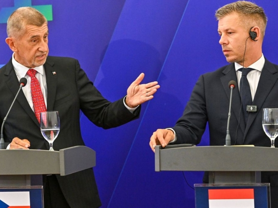 V4-csúcs, feszült pillanatok: Babis Magyar Péter mellett állva dicsérte az egekbe Orbán Viktort – 
