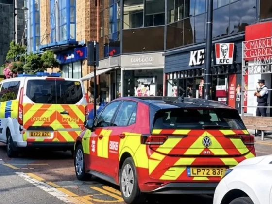 Négy embert megkéseltek egy KFC-ben, mindent beborított a vér – fotók