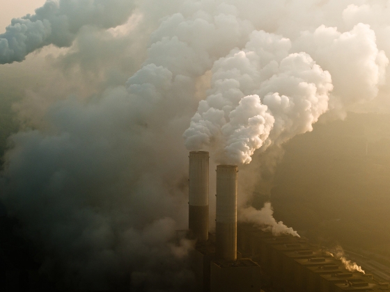 Elbukhat a nagy globális vállalás: az iráni háború miatt rekord dönt a leginkább környezetszennyező energia