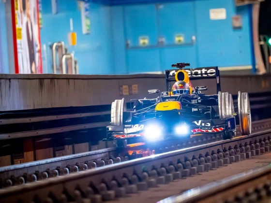 Azt hittük, ilyen csak filmekben létezik: F1-es autó száguldott a metróalagútban