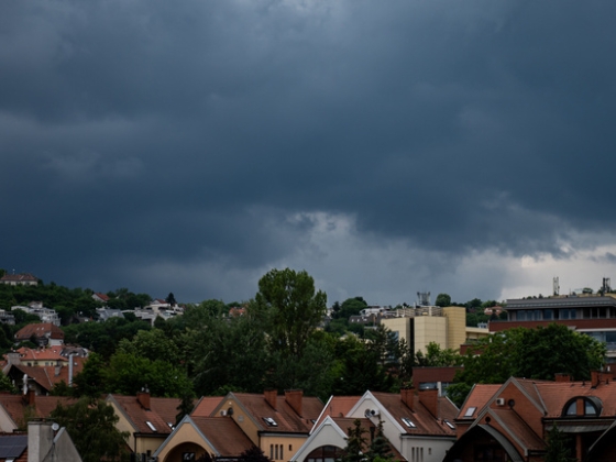Leszakad az ég pénteken, 15 vármegyére figyelmeztetést adtak ki