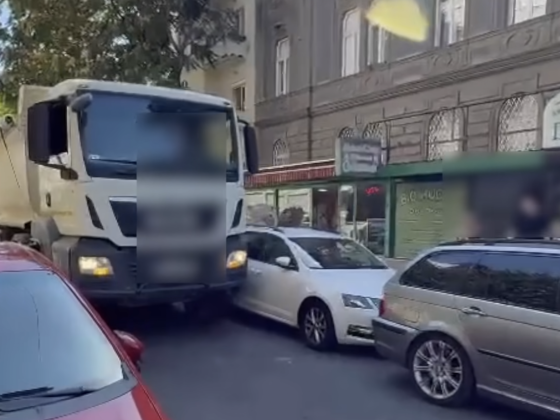 Nem fért el a teherautó, ezért inkább izomból végigszántotta az út szélén parkoló autók oldalát