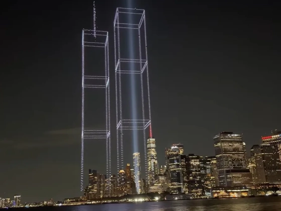 Fényből szőtt emlékmű: 2977 drón idézte meg a World Trade Center ikertornyait New York egén