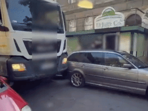 Döbbenetes videó Zuglóból: több autót is letarolt, majd eliszkolt a teherautó