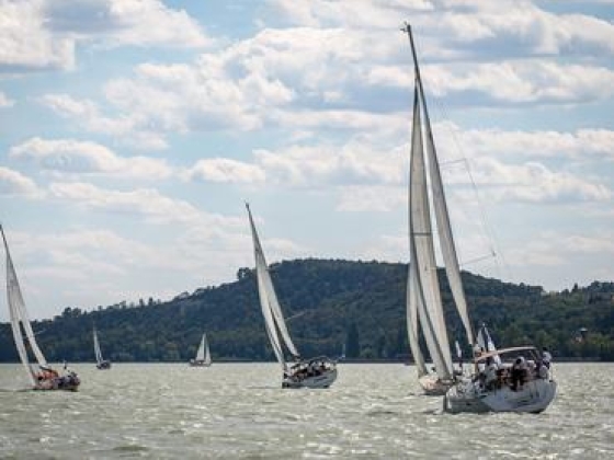 Szél, üzlet, Balaton: nagy sikert aratott a jubileumi Ingatlan Regatta