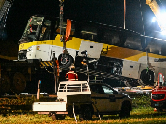 Több halálos áldozatot követelt egy buszbaleset Svájcban, helikopterekkel mentenek