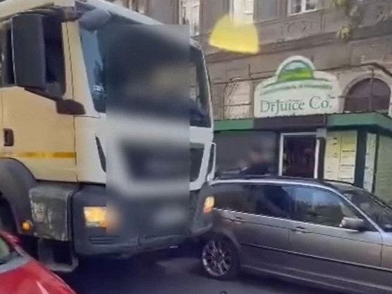 Pusztított a teherautó Zuglóban: nem fért el, hát behorpasztotta az autókat + videó