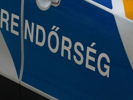 Nem érdekelte, hogy nem fér el: parkoló autókat tört össze a billencses