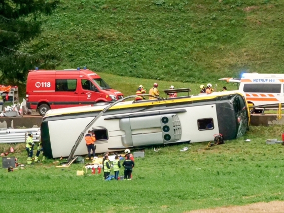 Öten meghaltak egy buszbalesetben Svájcban