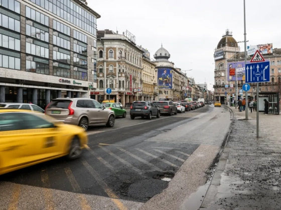 Egy nő védelmére kelt a férfi, akit combon szúrtak a 4-es, 6-os villamoson