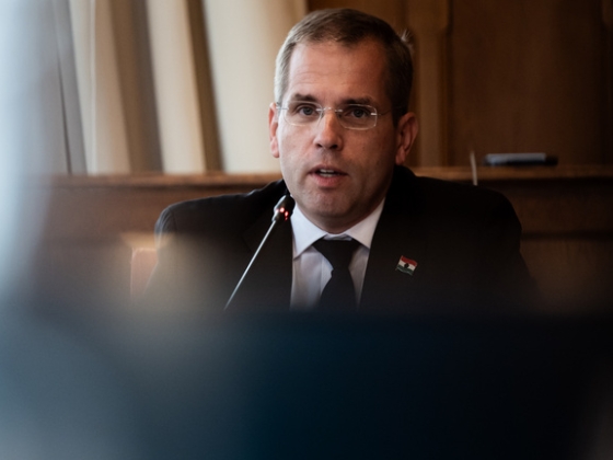 Hétfőre tüntetést szerveztek a Miniszterelnökség elé, Ruff Bálinthoz vonulnak a demonstrálók