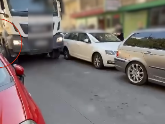 Parkoló BMW-t tolt odébb és tört össze egy teherautó Zuglóban, utána kereket oldott – videón a megdöbbentő jelenet