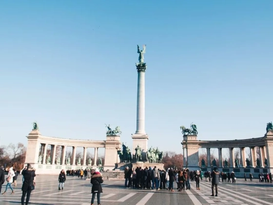 Fontos budapesti útvonalakat zárnak le szombaton, több járatot is elterelnek