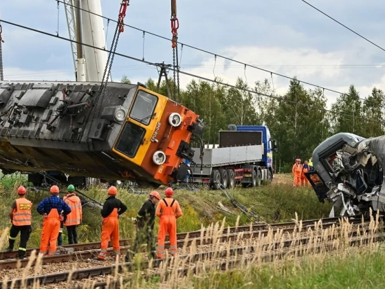 Teherautóval ütközött és kisiklott egy InterCity vonat: egy ember életét követelte a baleset - galéria