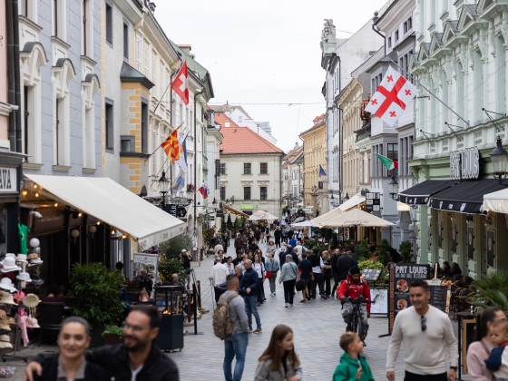 Megkérdeztük a pozsonyiakat, mi a véleményük a magyarokról, Magyar Péterről, meg egyáltalán, a V4-ről - megmondták, továbbadjuk