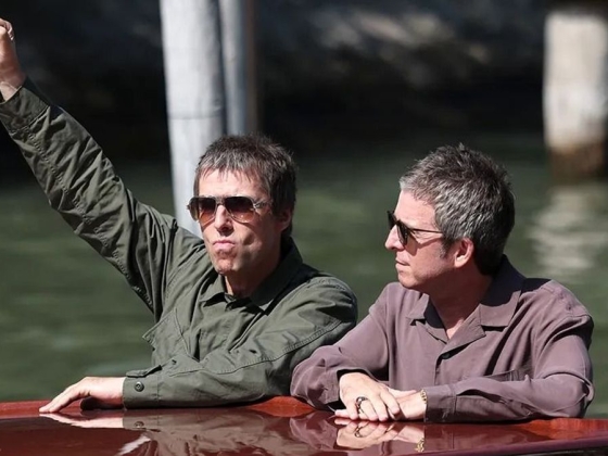 Nyolcperces ovációt kapott Velencében az Oasis-film, a Gallagher fivérek kibírták egymás mellett