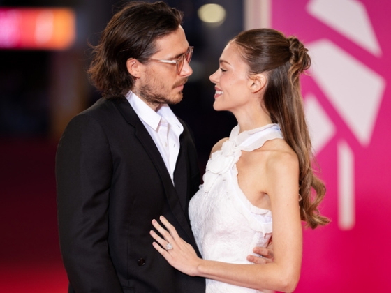 Brooklyn Beckham olyat művelt a vörös szőnyegen, hogy még a felesége is megorrolt rá