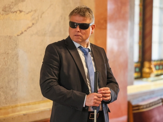 Napi három pelenka, bűz, vizeletszag - megdöbbendő állapotok a budafoki szociális intézményben, sokkoló videót tett közzé Kátai-Németh Vilmos