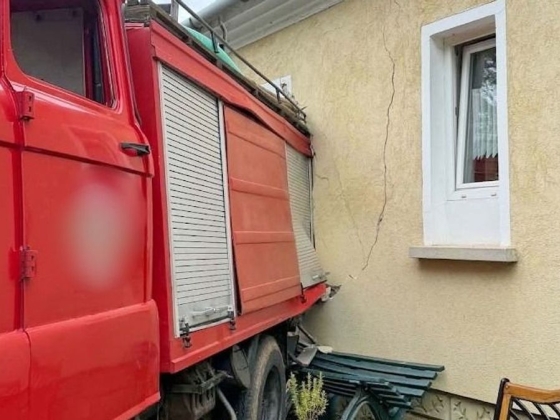 Családi háznak gurult egy tűzoltóautó, betörte a falat