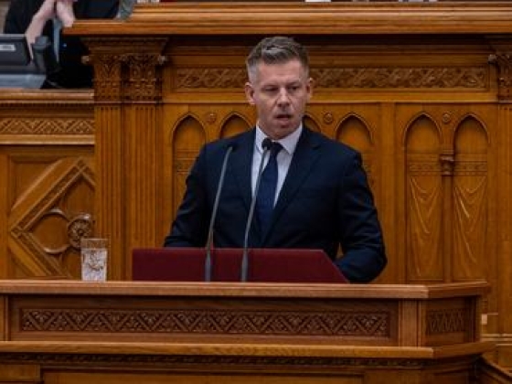 A Mol támogatja Magyar Pétert, de olyan jövőt jósolnak, amiben semmit nem ér az 5 ezer forint