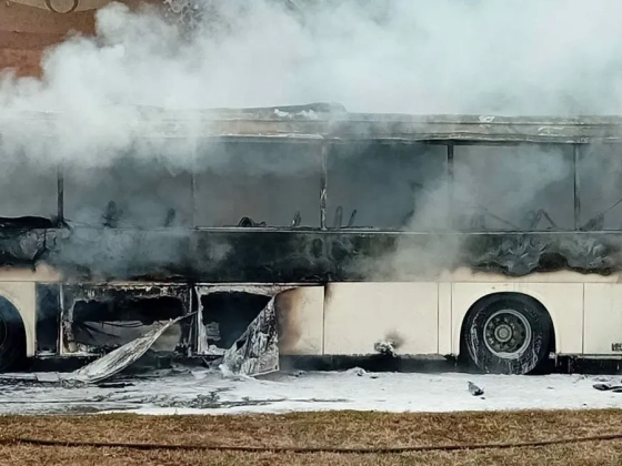Menekültek az utasok: menetrend szerinti busz kapott lángra