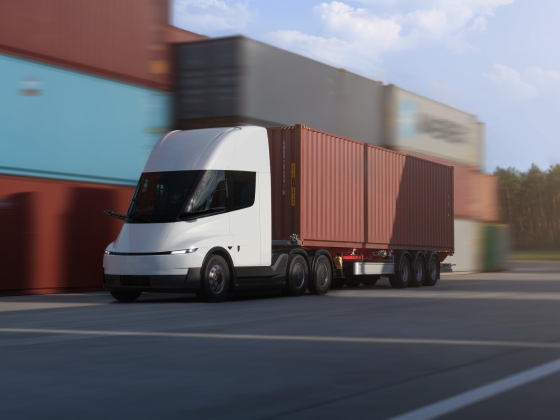 Megvan, mikor jön Európába a Tesla Semi elektromos kamion