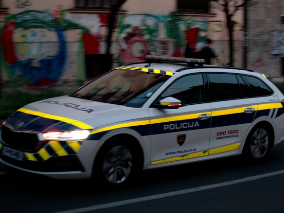 Meglőtt egy rendőrt, majd a rendőrautóval menekült el egy férfi Szlovéniában
