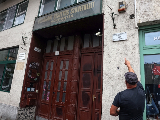 Örök emlék marad Dodó és Ubul csókcsatája – Szerelmes pillanatokat őriznek a gerillatáblák Budapest házfalain