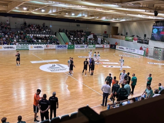 Különös ok miatt szakad félbe a Fradi NB I-es meccse - videó