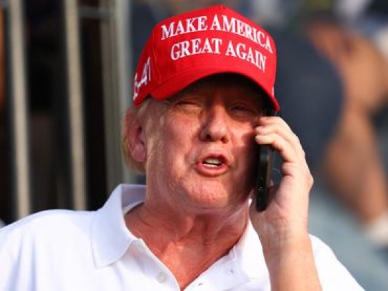 Durván megemelik Donald Trump különös telefonjának árát