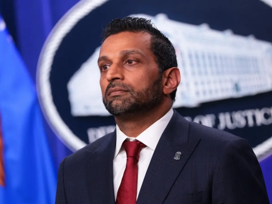 Az FBI igazgatója arra kérte a dolgozóit, hogy kommenteléssel védjék meg őt a kritikáktól